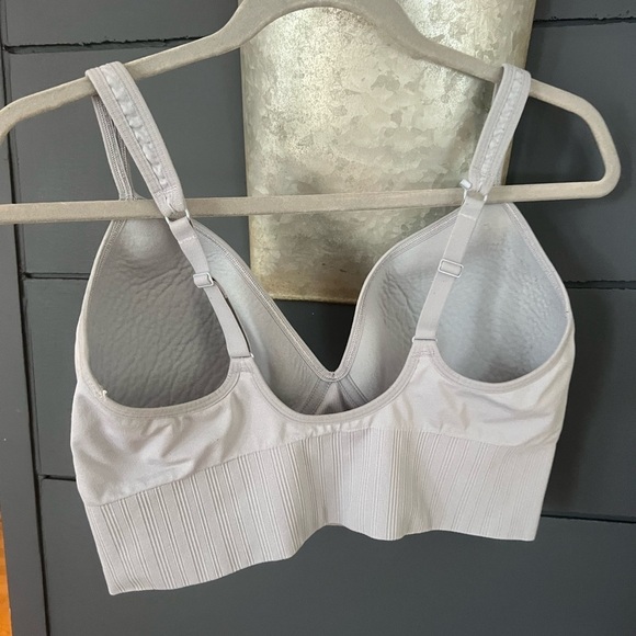 Athleta embrace sports bra size large - Picture 2 of 3